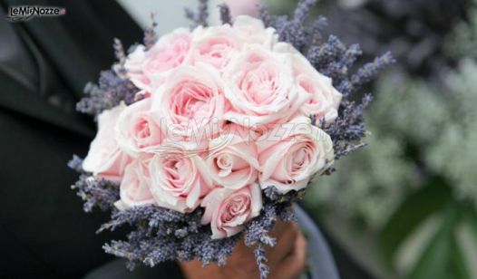 Bouquet di rose rosa e lavanda