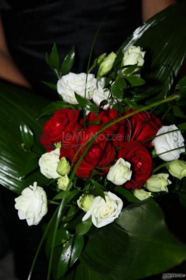 Bouquet di rose rosse e lisianthus bianchi