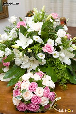 Vitale Fiori - Composizione floreale con fiori bianchi e rosa
