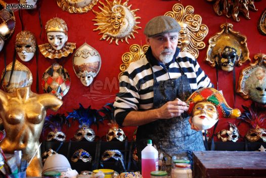 Maestro artigiano mentre prepara una maschera veneziana