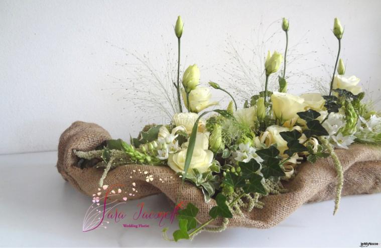 Composizione su contenitore yuta - Sara Iaconelli Wedding Florist