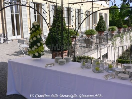 Decorazione floreale per il ricevimento di matrimonio