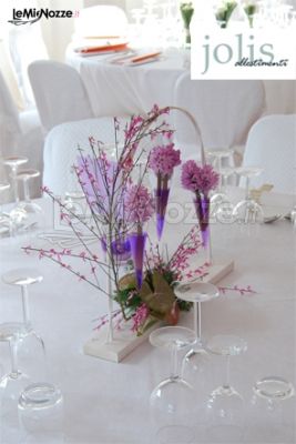 Centrotavola originale di fiori lilla per il ricevimento