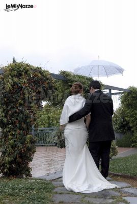 Gli sposi sotto l'ombrello
