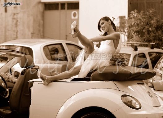 Sposa sulla macchina da cerimonia