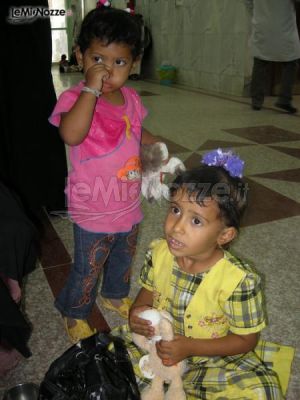 Due tenere bambine affette da palatoschisi in attesa di essere visitate