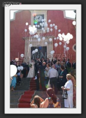 Lancio del riso di Alessandro Sorbello, fotografo matrimoni ad Aci Trezza (Catania)