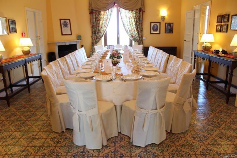 Sala con tavolo del Baglio Oneto Resort and Wines