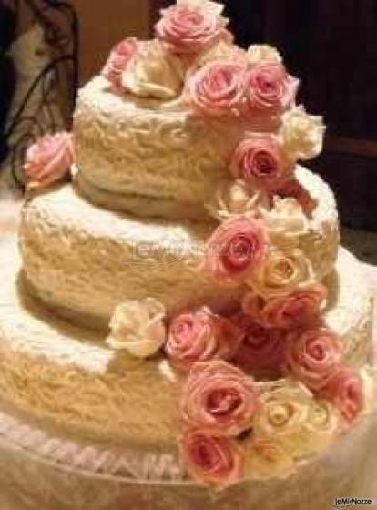 Torta Nuziale con rose - Da Ornella Cucina Mobile
