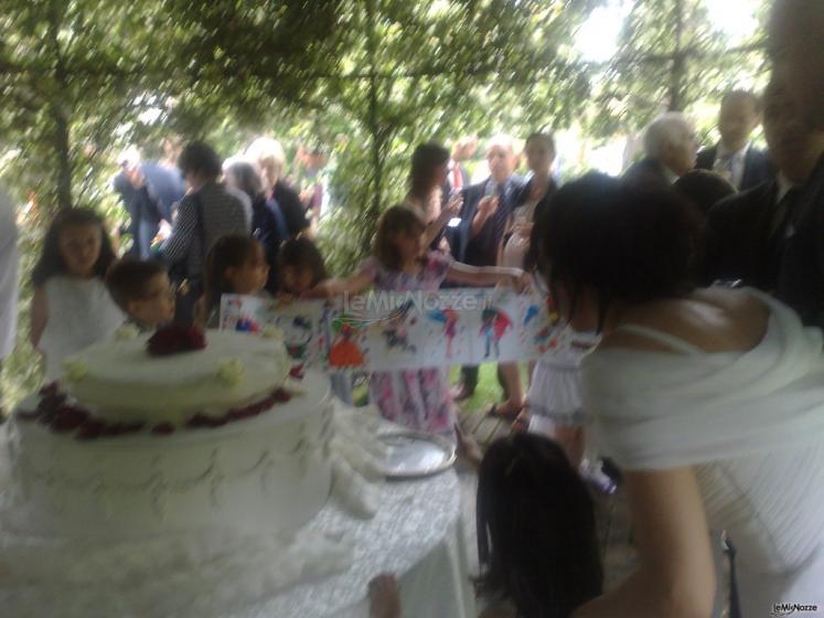 Il momento della torta con i bambini e il loro regalo per gli sposi