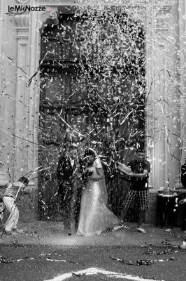 Foto del lancio dei petali agli sposi