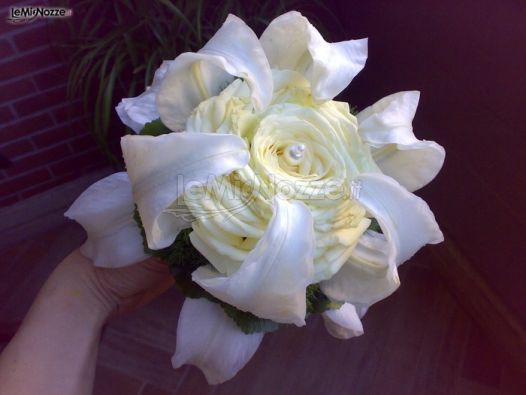 Bouquet per la sposa total white con perla al centro