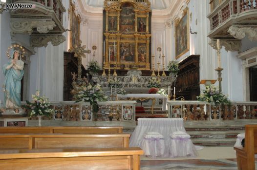 Chiesa allestita di bianco per la cerimonia nuziale