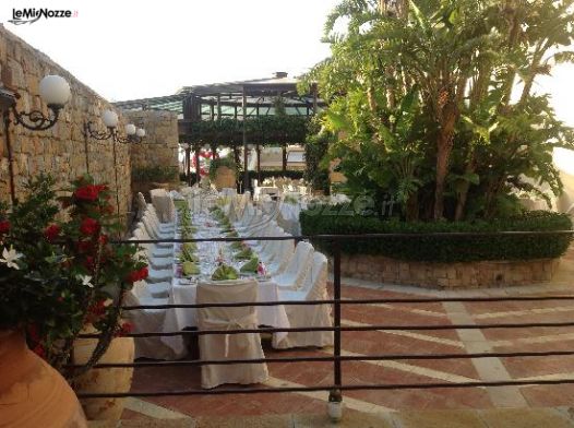 Allestimento tavoli per ricevimento di matrimonio presso Villa dei Melograni