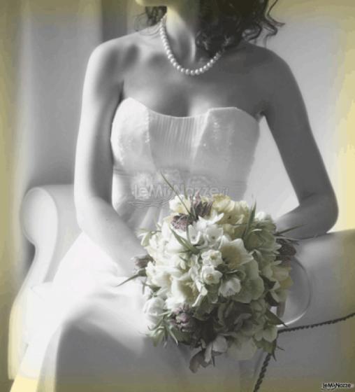 L'abito della sposa e il suo bouquet rielaborato in fotoritocco - iovideo