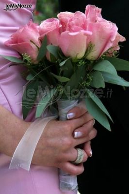 Bouquet di rose rosa per la sposa 