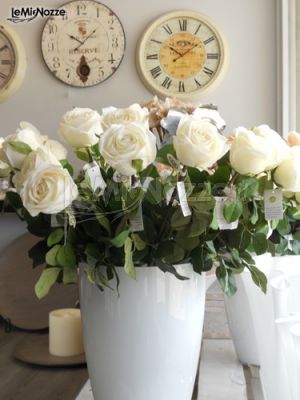 Vaso con rose bianche ideale per allestimenti di matrimonio a Pordenone