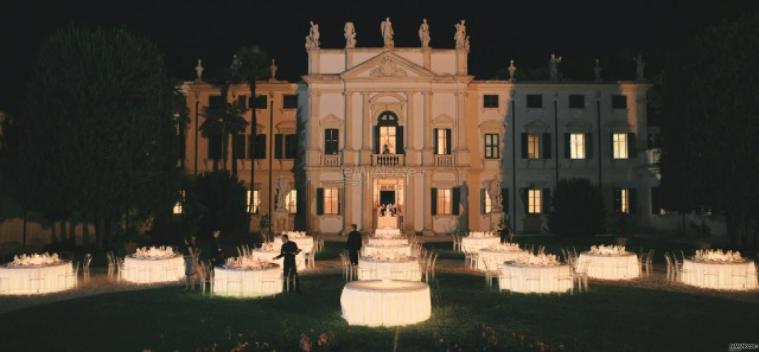 Tavoli illuminati al cospetto della villa per matrimoni