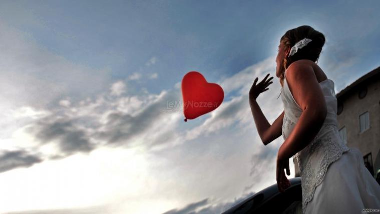 "Love is in the air"... Un palloncino colorato è lanciato dalla sposa nel cielo dell'Alta Val di Non, Trentino