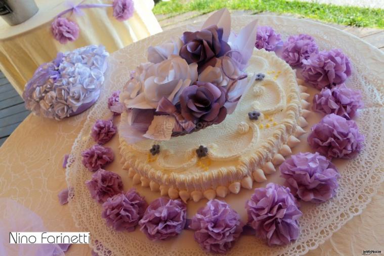 Torta nuziali con decorazioni di carta lilla