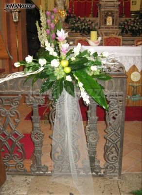 Addobbo floreale per i banchi della chiesa