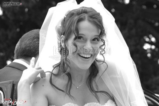 Un bianco e nero intenso della sposa sorridente