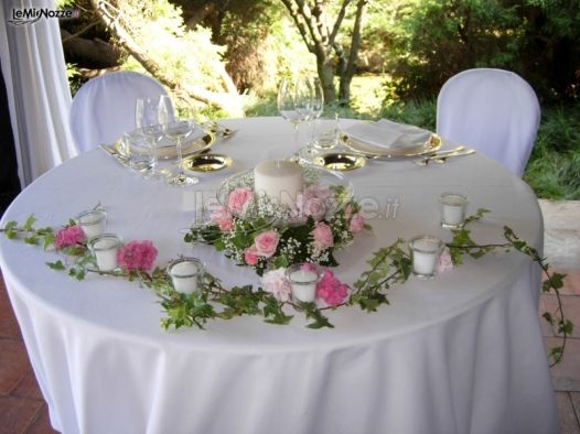 Allestimento con fiori per il tavolo degli sposi
