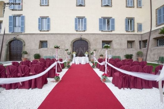 Cerimonia di matrimonio nel giardino della villa