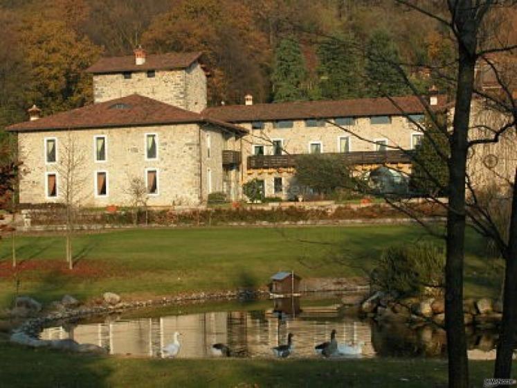 Villa Casa Forte di Bisone - Il parco con il laghetto della villa