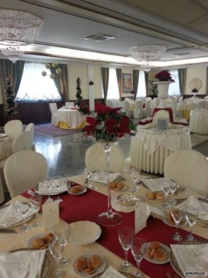Casale Santa Lucia - Mise en place con dettagli rossi per le nozze