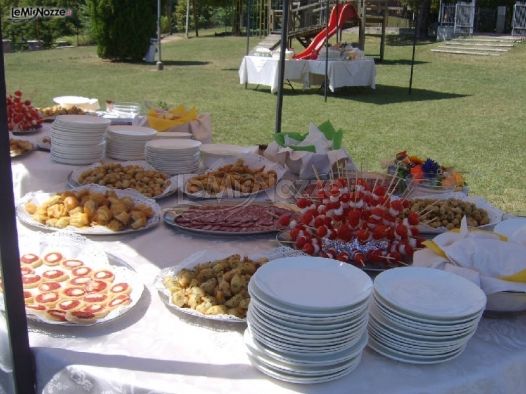 Il tavolo del buffet in giardino