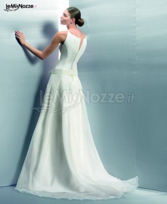 Vestito da sposa con chiusura dietro la schiena