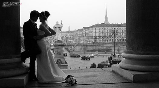 Foto in bianco e nero del bacio degli sposi