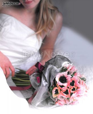 Bouquet a gambo lungo con tessuto di tulle grigio