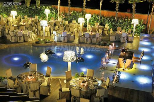 Villa Fabiana - Allestimento dei tavoli del ricevimento per il matrimonio all'aperto