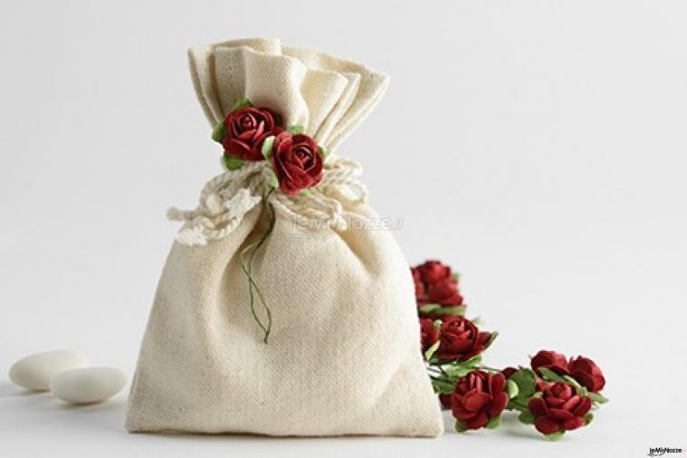 Sacchettino in cotone grezzo con applicazione di rose in carta - Altromercato Store