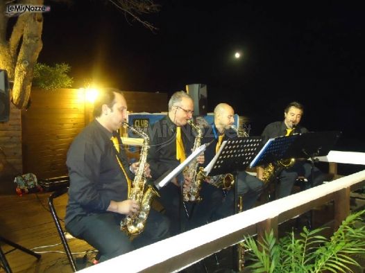 Il quartetto di sax suona ad un ricevimento di matrimonio