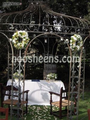 Gazebo con fiori per la cerimonia di matrimonio