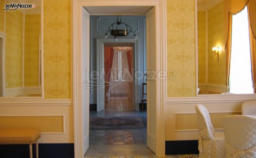 Palazzo Lutri - Ingresso alla sala gialla per il ricevimento nuziale