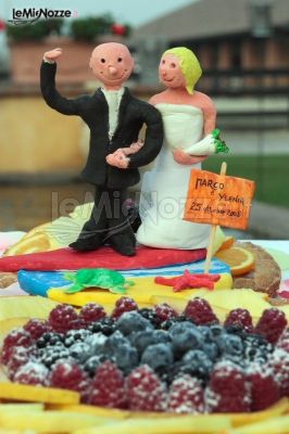Fotografia del cake topper della torta degli sposi