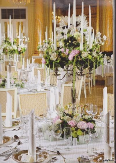 candelabri con cascate di fiori per un sofisticato allestimento al ristorante - Amaryllis creazioni floreali