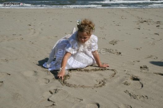 Damigella di nozze sulla spiaggia