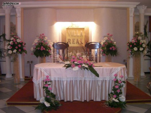 Fiori bianchi e rosa per il tavolo degli sposi