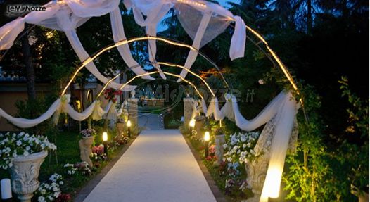 L'ingresso che conduce a Villa Montrona, elegantemente decorato con veli e fiori
