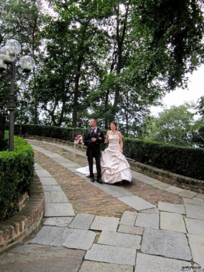 Castello di Cortanze - Gli sposi a passeggio nel parco del Castello