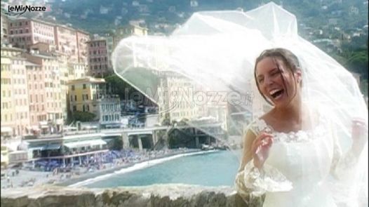 Foto della sposa durante un'esplosione di allegria