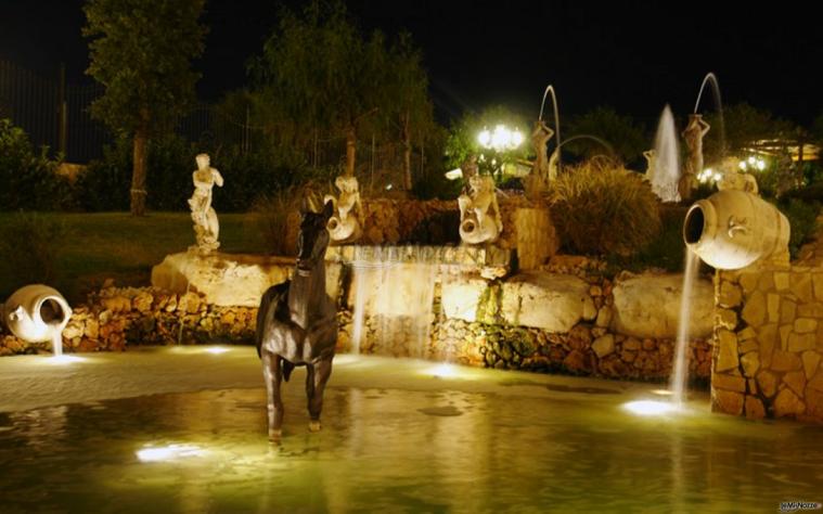 New Lions Ricevimenti - Fontana nel giardino della location
