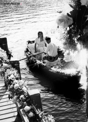 Foto in bianco e nero della sposa in barca