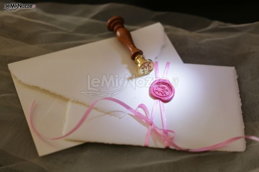 Partecipazione di nozze con sigillo in ceralacca di colore rosa