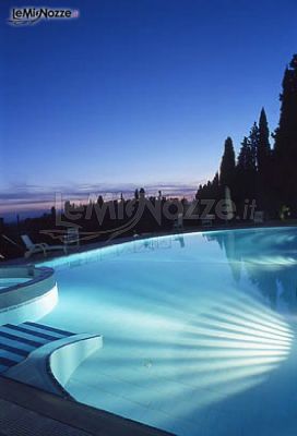 La piscina della villa illuminata